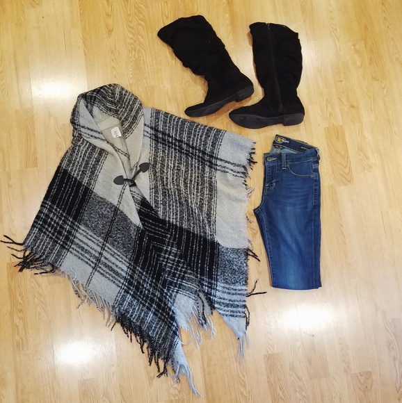 Sweaters - Cozy Shawl